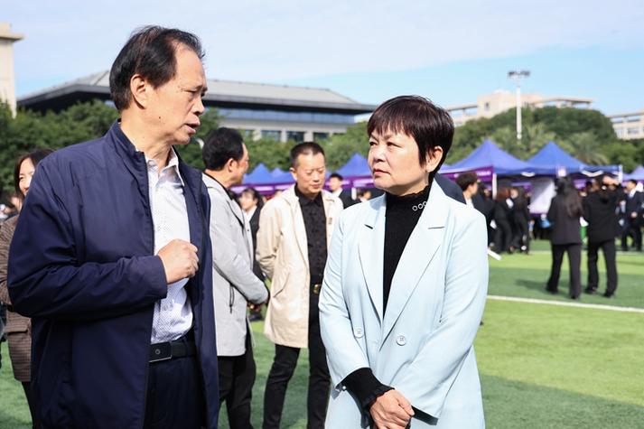 气氛热烈,用人单位以海报,宣传页等形式向毕业生介绍单位发展,岗位